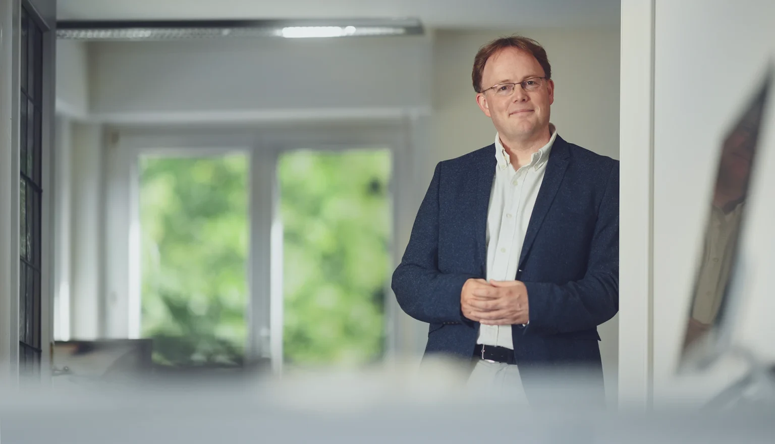 Rechtsanwalt Niklas Lichtenberger im Innenbereich der Kanzlei Lutze Rechtsanwälte.